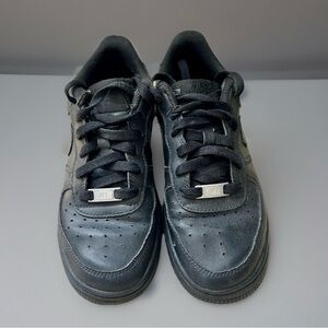 Nike Air Force One 1 LE Youth Boys Sneakers size 5.5 Black Lace up Low Hoops